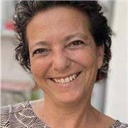 Me encanta enseñar de una forma divertida a niños y adultos de todas las edades,al final de cada clase hacemos un teatro para poner en practica lo que aprenderam en esse dia.